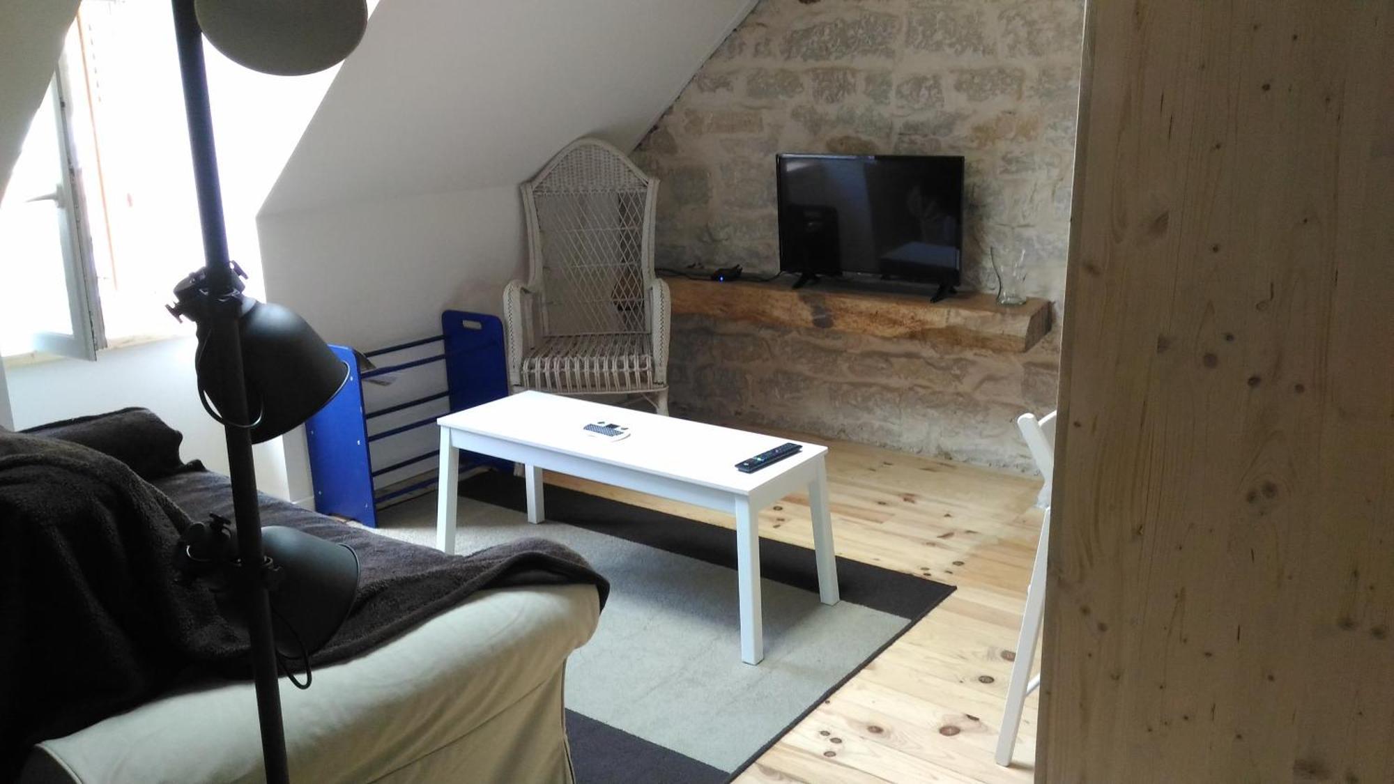 Studio Meuble Proche Conseil Departemental Du Jura Lons-le-Saunier Ngoại thất bức ảnh